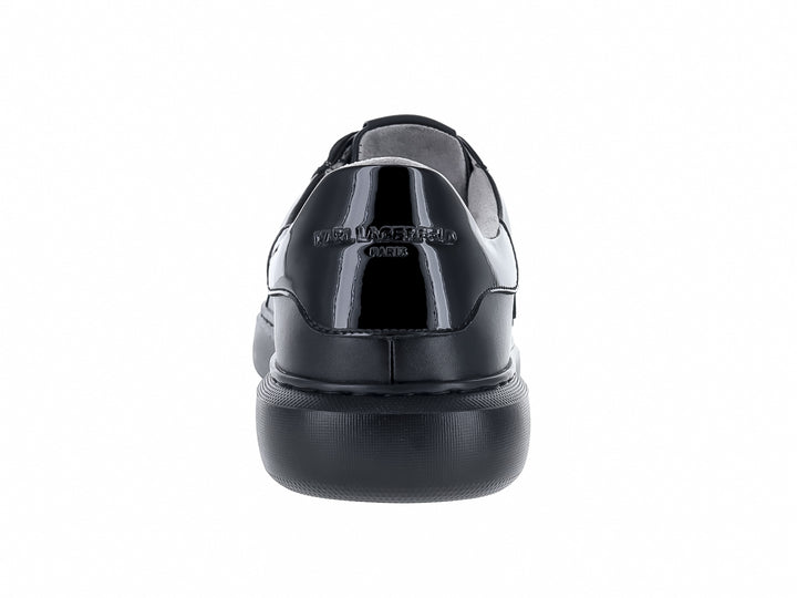 Tenis negros de cuero marca Karl Lagerfeld con detalle gráfico lateral y talón brillante.