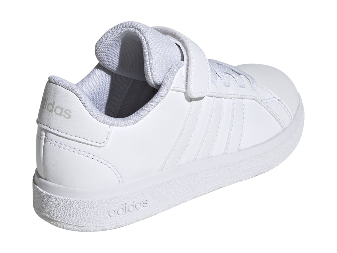 Tenis Adidas Grand Court 2.0 en color blanco con cierre de velcro y agujetas.