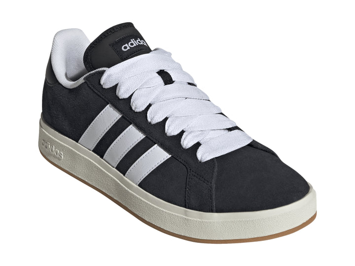 Tenis Adidas Grand Court Base 00s color negro con tres franjas blancas y suela blanca.