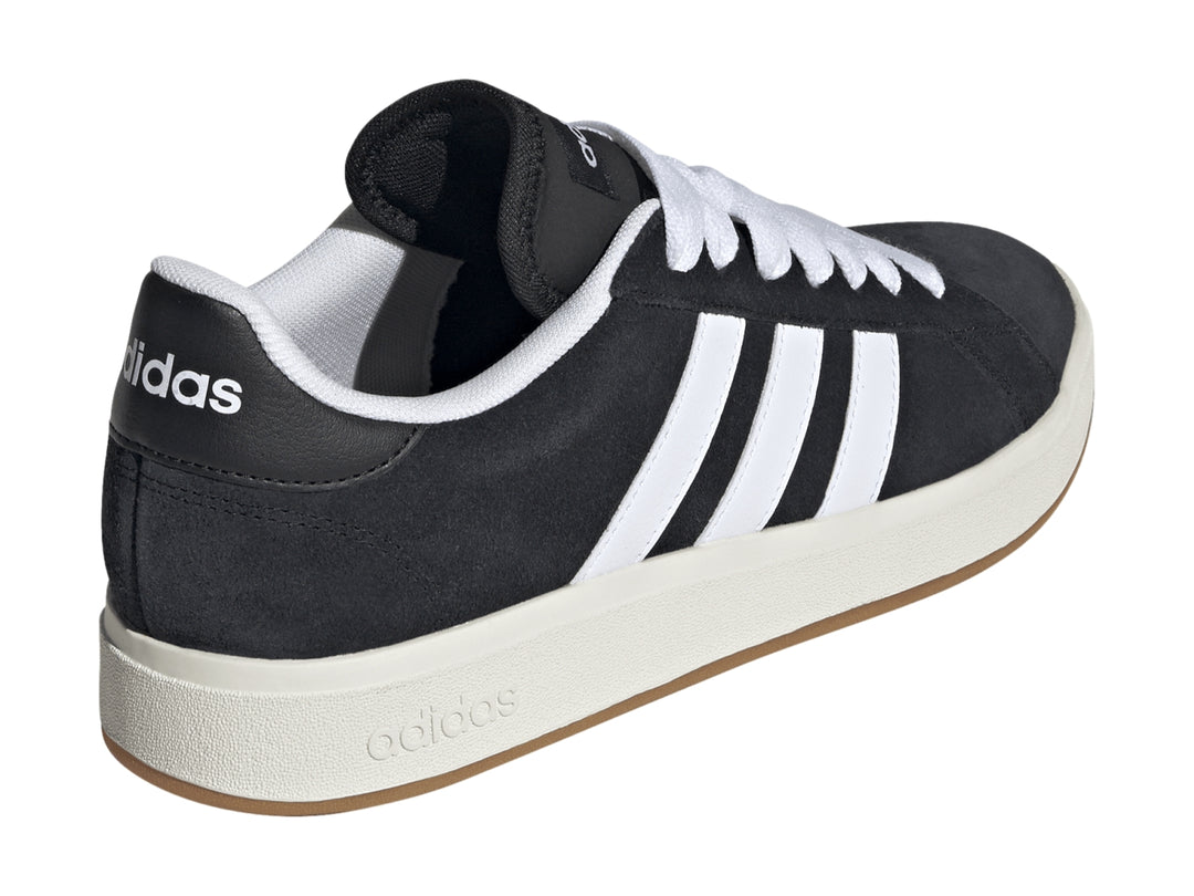 Tenis Adidas Grand Court Base 00s color negro con tres franjas blancas y suela blanca.