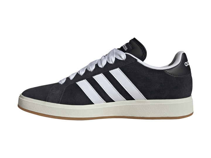 Tenis Adidas Grand Court Base 00s color negro con tres franjas blancas y suela blanca.