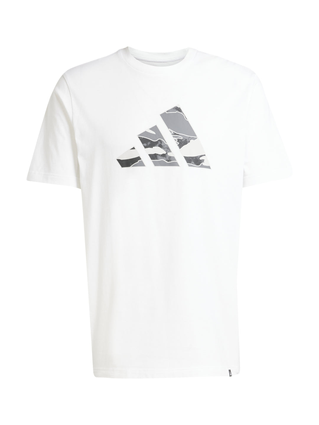 Hombre vistiendo playera blanca Adidas con logo gráfico camuflado en el pecho.