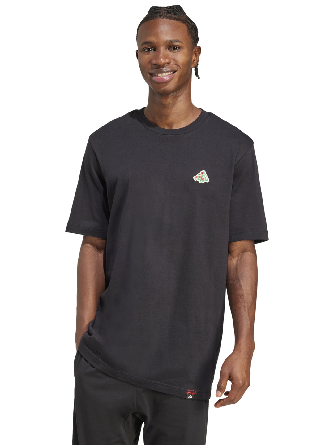 Hombre vistiendo camiseta negra de manga corta Adidas con un pequeño estampado de pizza en el pecho.