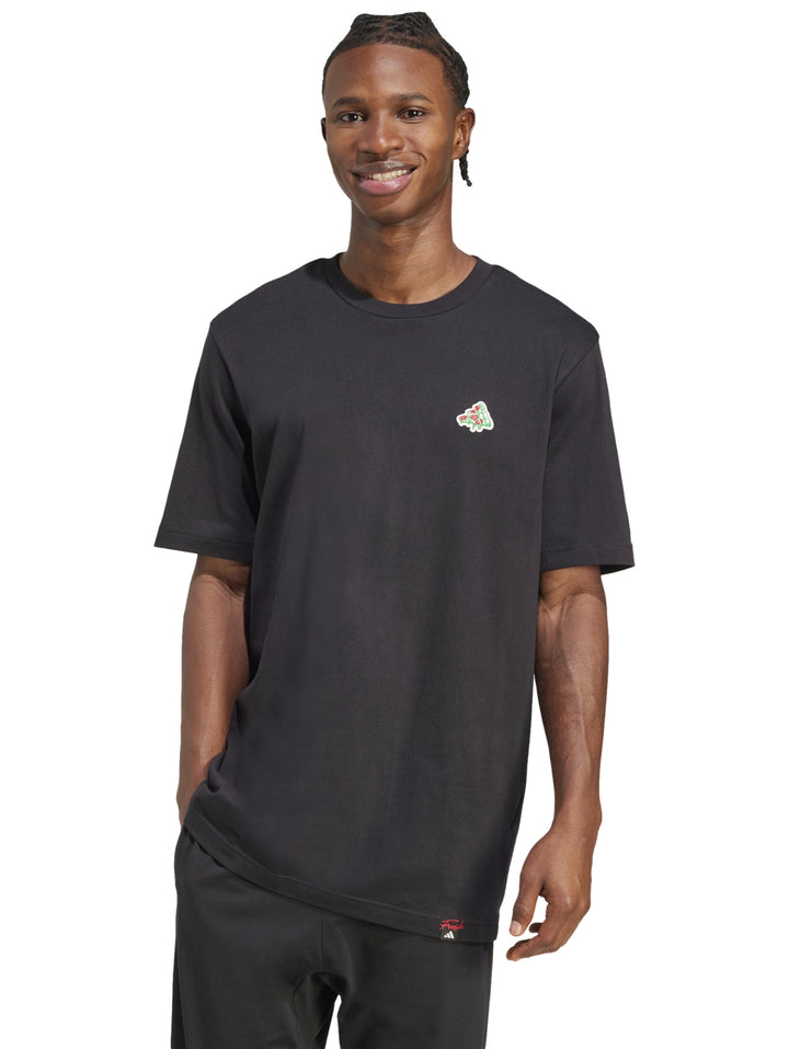 Hombre vistiendo camiseta negra de manga corta Adidas con un pequeño estampado de pizza en el pecho.