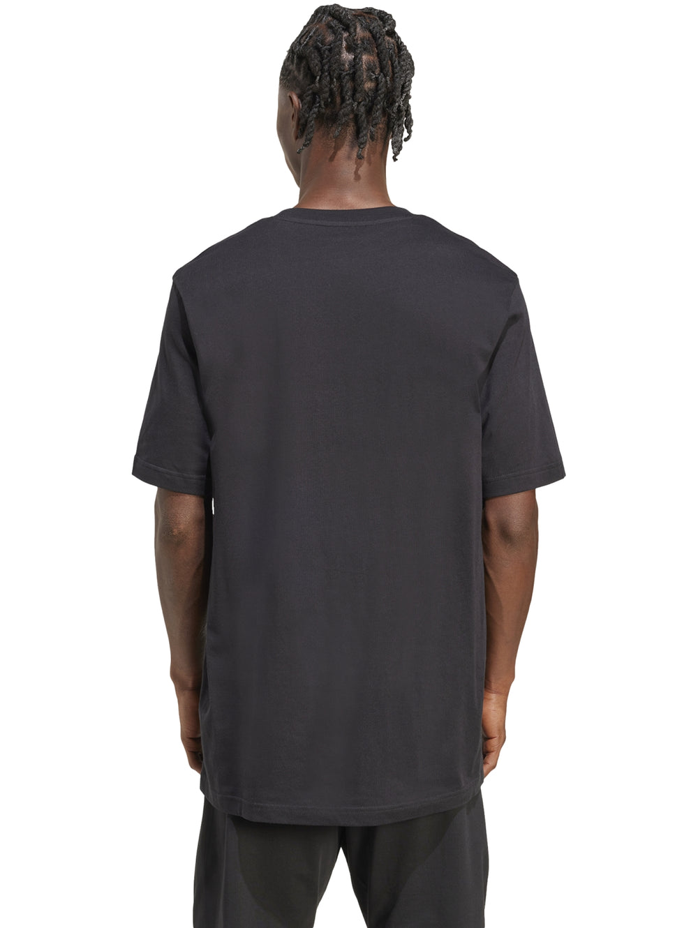 Hombre vistiendo camiseta negra de manga corta Adidas con un pequeño estampado de pizza en el pecho.