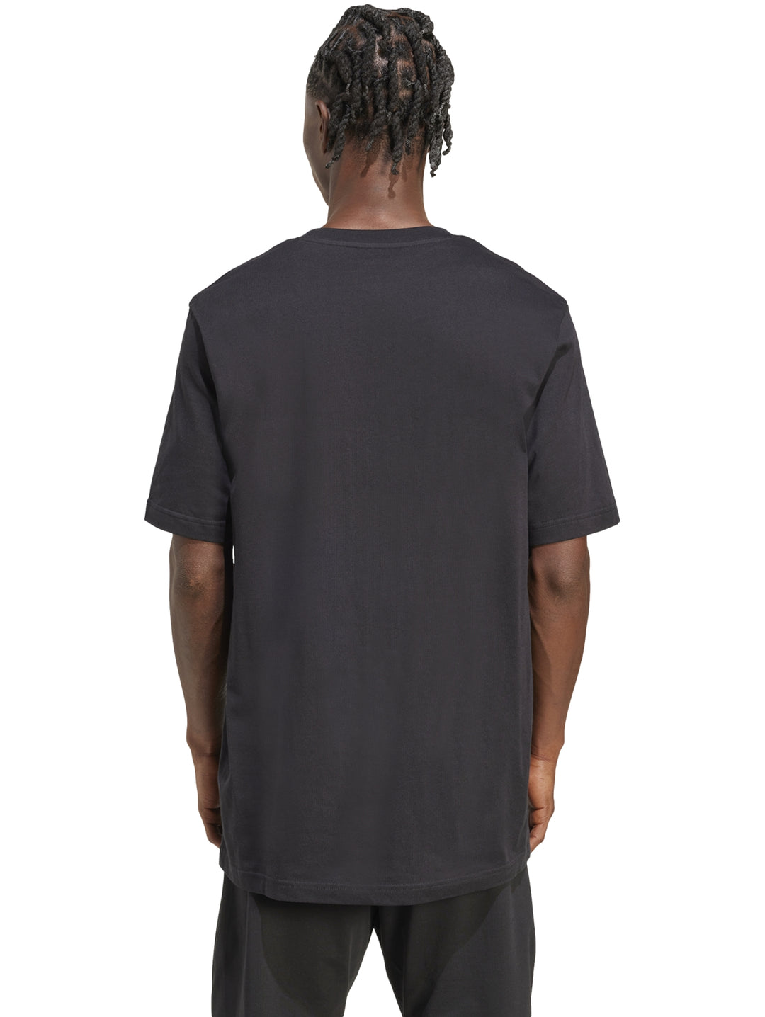 Hombre vistiendo camiseta negra de manga corta Adidas con un pequeño estampado de pizza en el pecho.