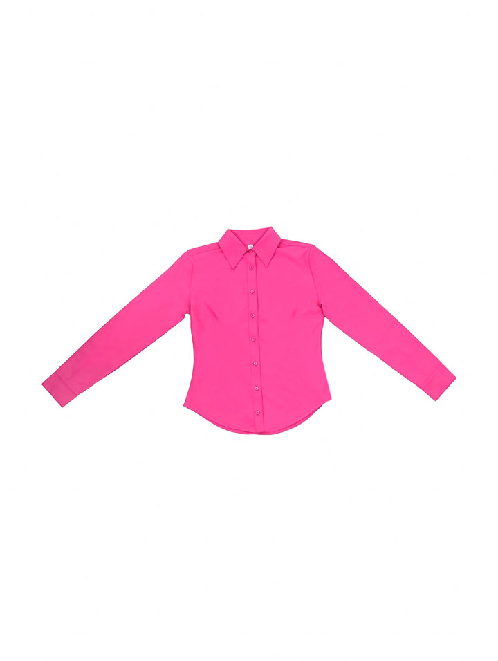 Blusa camisera ejecutiva de color fucsia con manga larga y cuello.