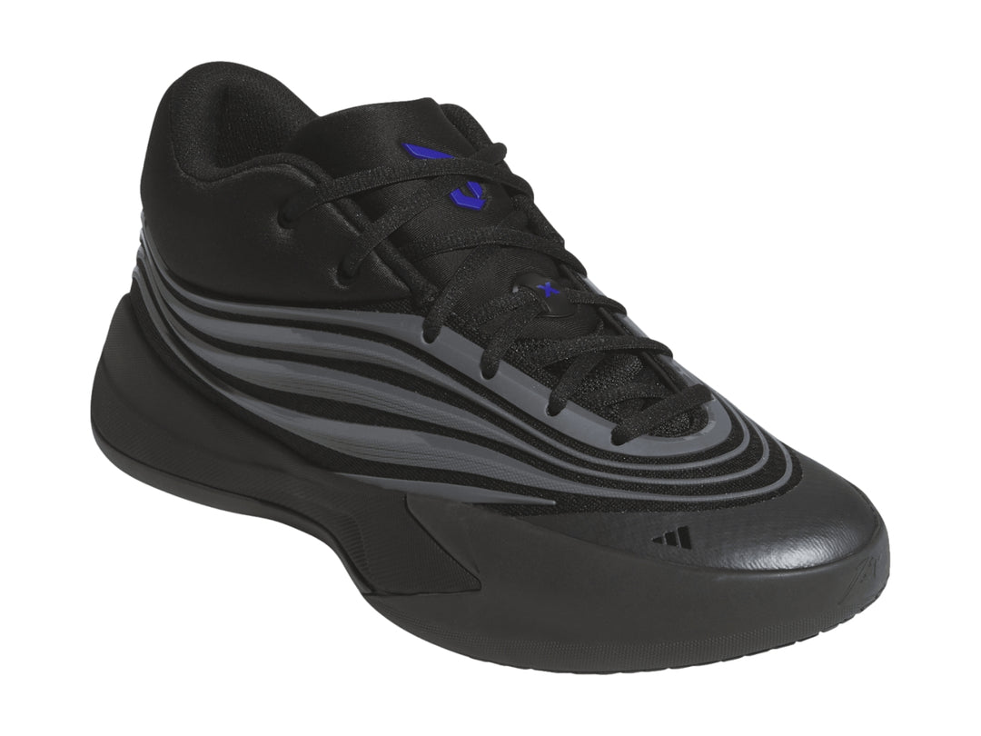 Tenis de baloncesto Adidas color negro con rayas grises metálicas laterales.