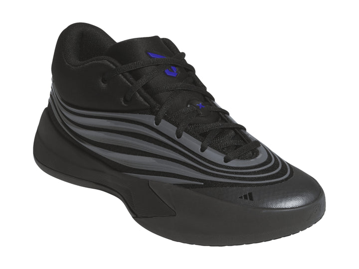 Tenis de baloncesto Adidas color negro con rayas grises metálicas laterales.