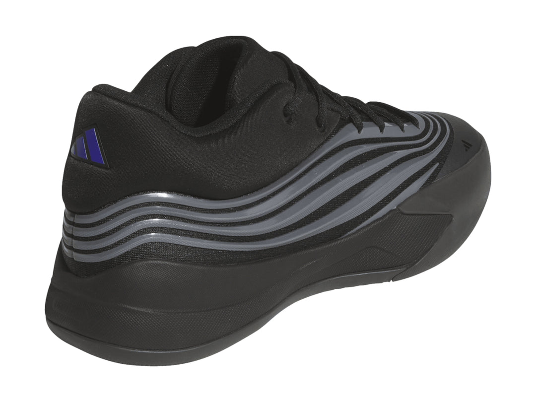 Tenis de baloncesto Adidas color negro con rayas grises metálicas laterales.