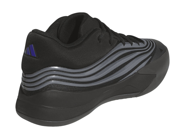 Tenis de baloncesto Adidas color negro con rayas grises metálicas laterales.