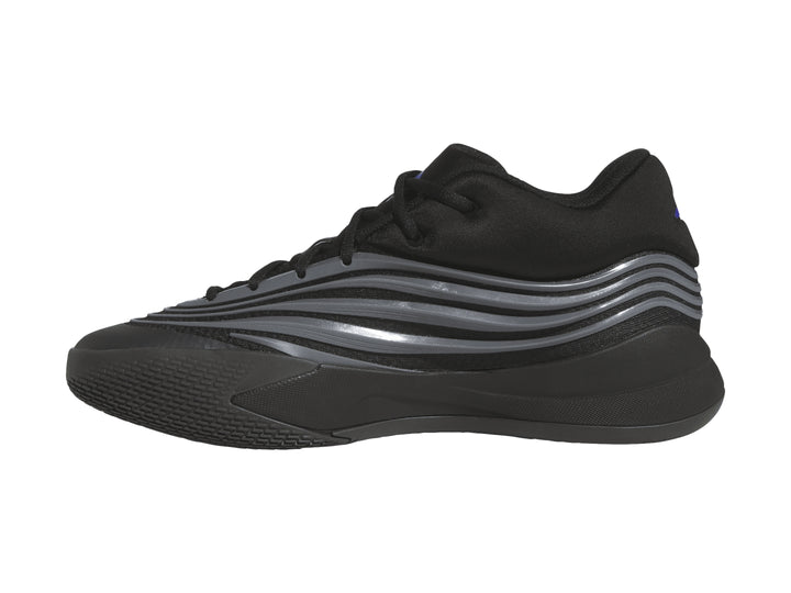 Tenis de baloncesto Adidas color negro con rayas grises metálicas laterales.