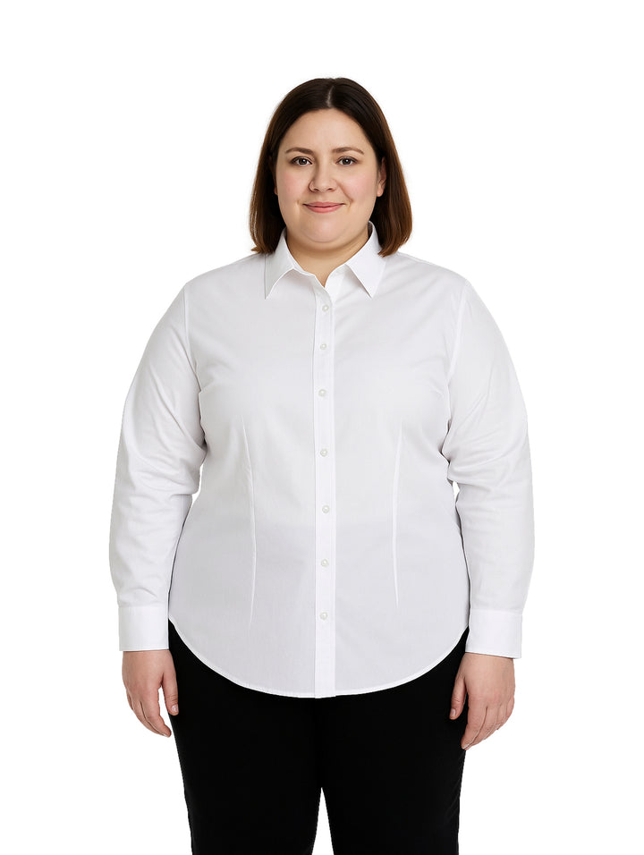 Mujer vistiendo una blusa blanca de manga larga con botones y cuello, estilo formal.