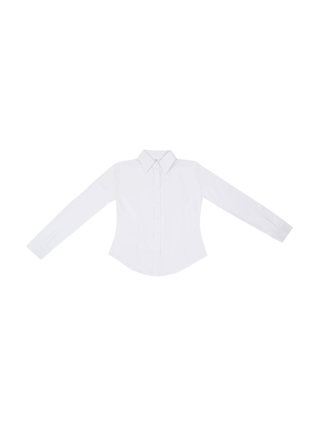 Mujer vistiendo una blusa blanca de manga larga con botones y cuello, estilo formal.