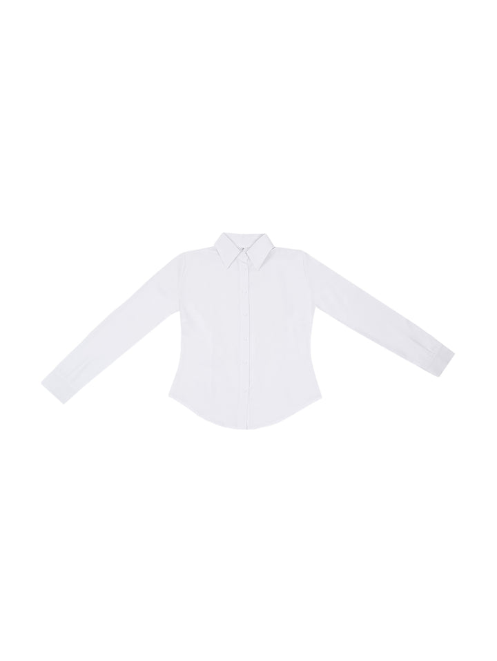Mujer vistiendo una blusa blanca de manga larga con botones y cuello, estilo formal.