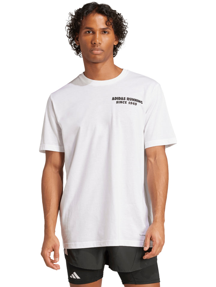 Hombre vistiendo una playera deportiva blanca de manga corta con texto en el pecho.