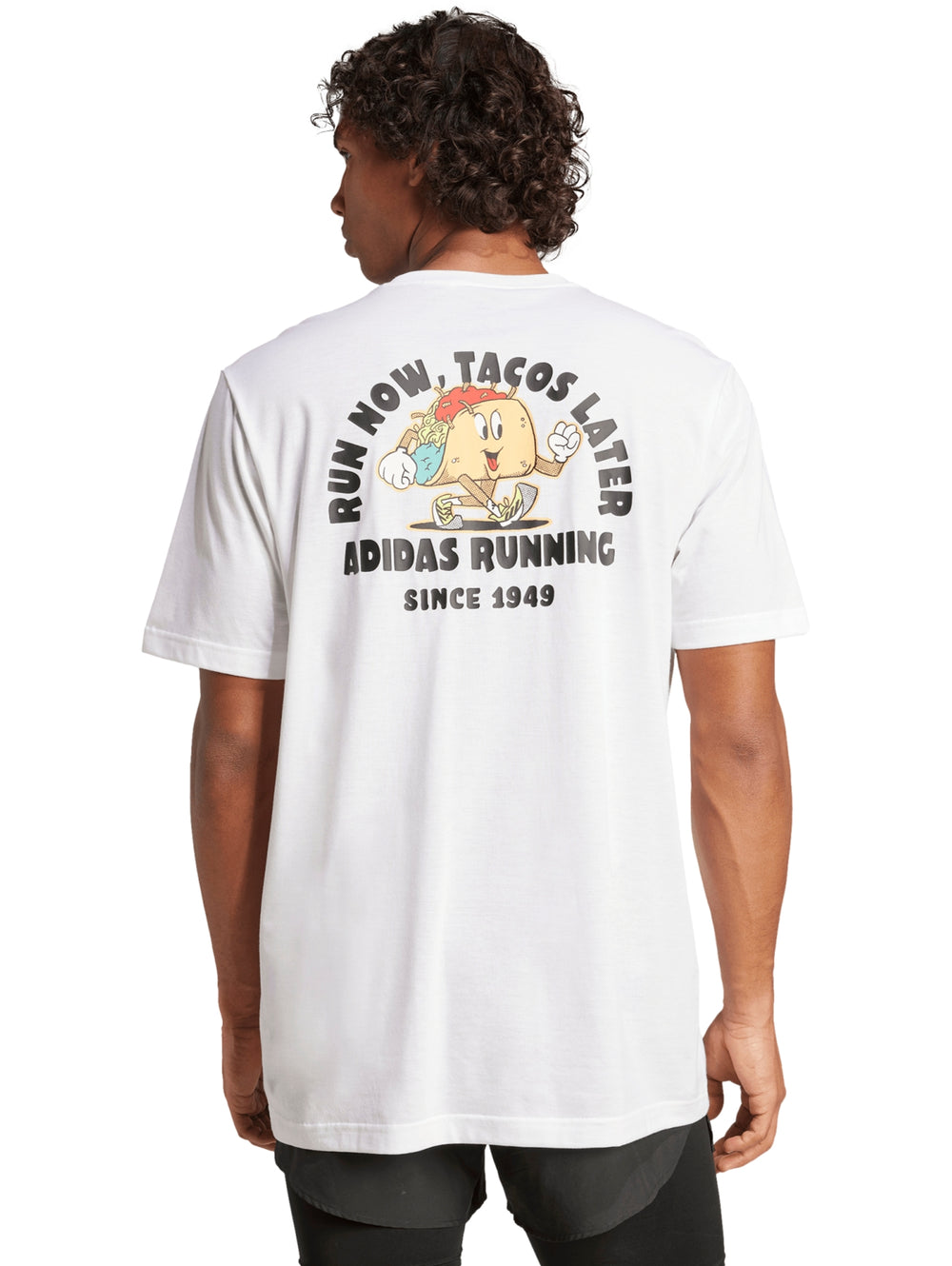 Hombre vistiendo una playera deportiva blanca de manga corta con texto en el pecho.