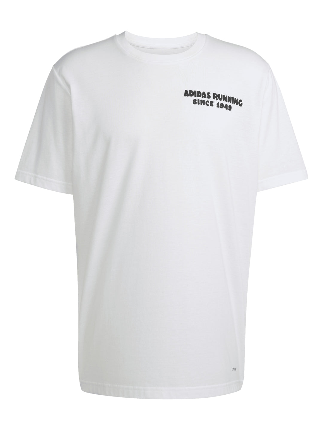 Hombre vistiendo una playera deportiva blanca de manga corta con texto en el pecho.