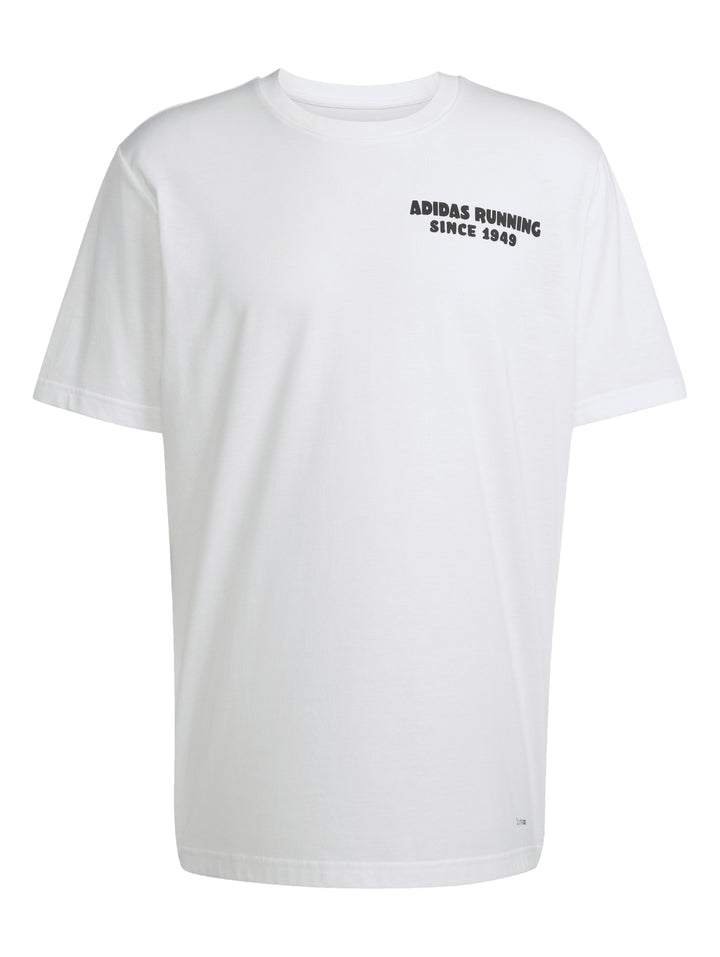 Hombre vistiendo una playera deportiva blanca de manga corta con texto en el pecho.