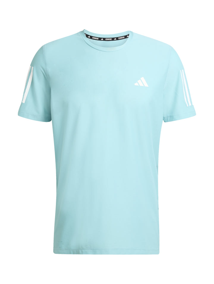 Hombre vistiendo camiseta deportiva Adidas color menta con rayas blancas en los hombros.