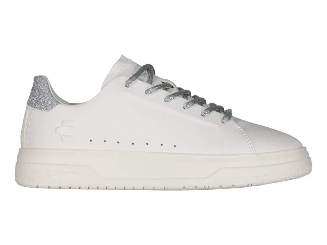 Tenis Charly color blanco con detalles y cordones en color plata brillante, estilo casual.