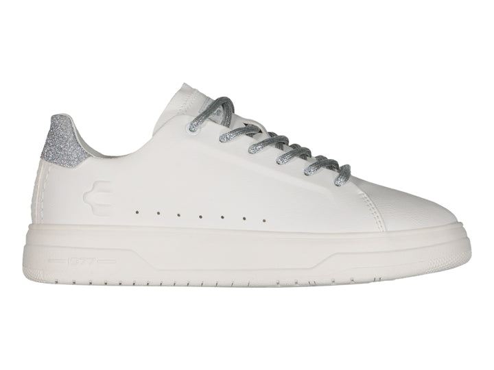 Tenis Charly color blanco con detalles y cordones en color plata brillante, estilo casual.