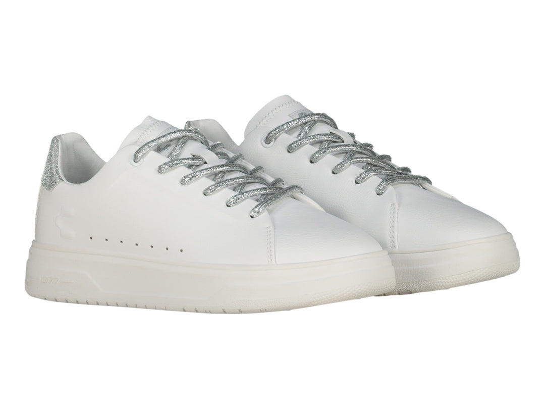 Tenis Charly color blanco con detalles y cordones en color plata brillante, estilo casual.
