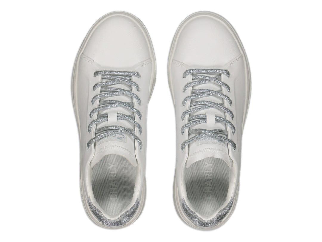 Tenis Charly color blanco con detalles y cordones en color plata brillante, estilo casual.
