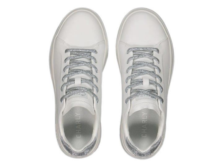 Tenis Charly color blanco con detalles y cordones en color plata brillante, estilo casual.