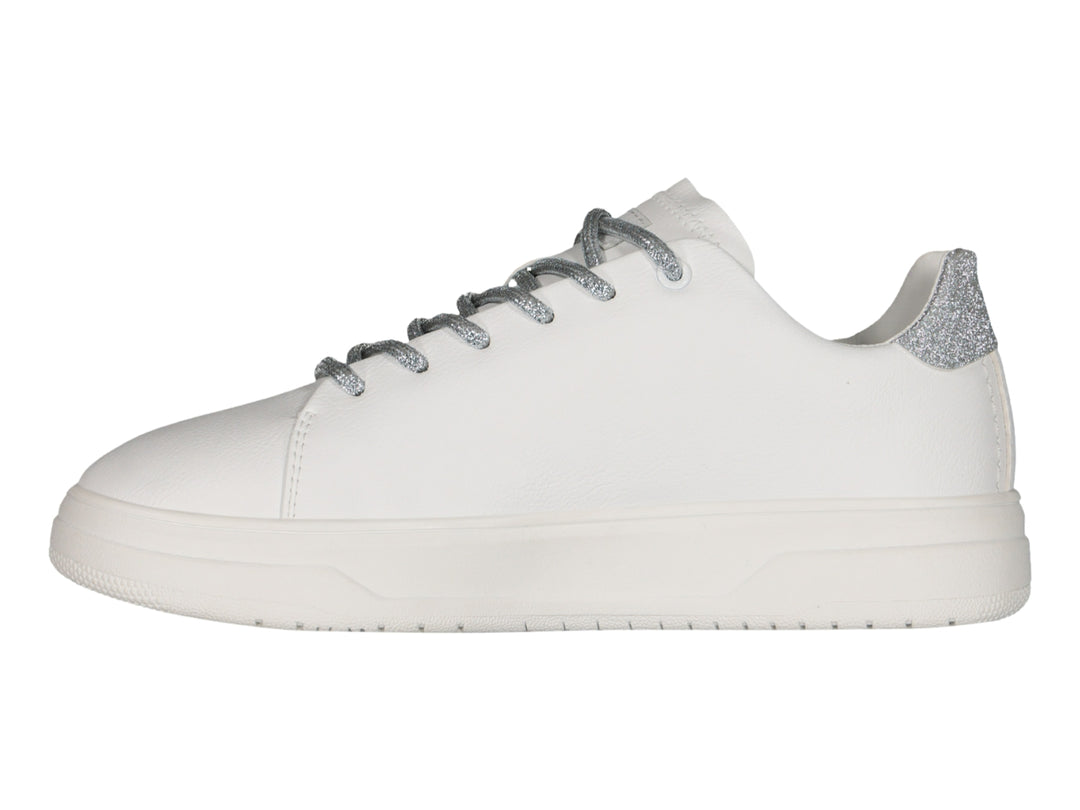 Tenis Charly color blanco con detalles y cordones en color plata brillante, estilo casual.