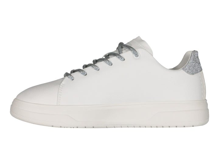 Tenis Charly color blanco con detalles y cordones en color plata brillante, estilo casual.
