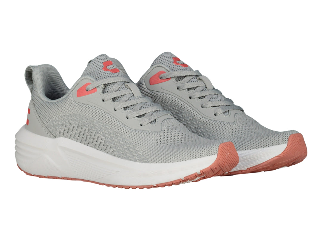 Tenis deportivos Charly color gris con suela blanca y detalles en rojo.