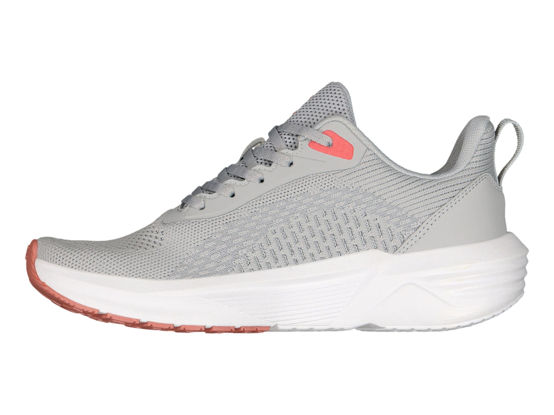 Tenis deportivos Charly color gris con suela blanca y detalles en rojo.