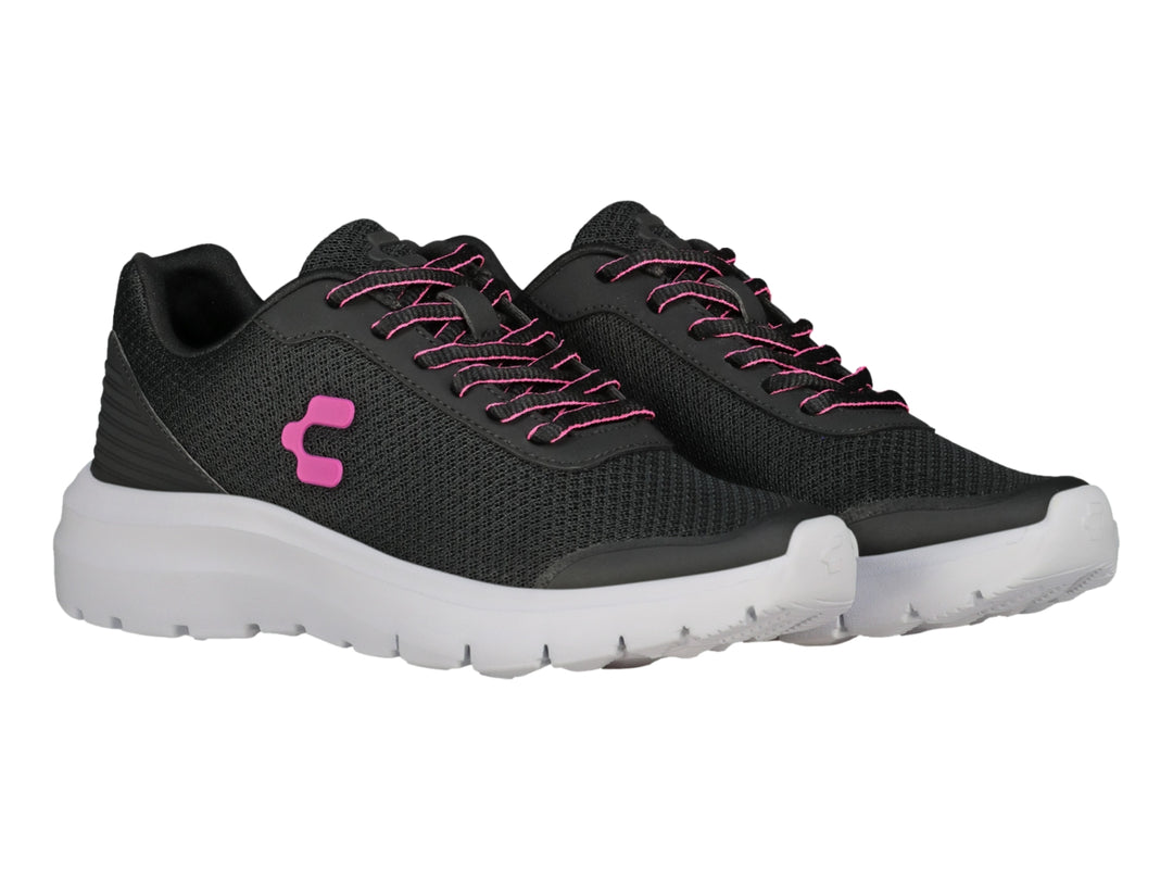 Tenis deportivos Charly color negro con suela blanca y detalles en rosa.