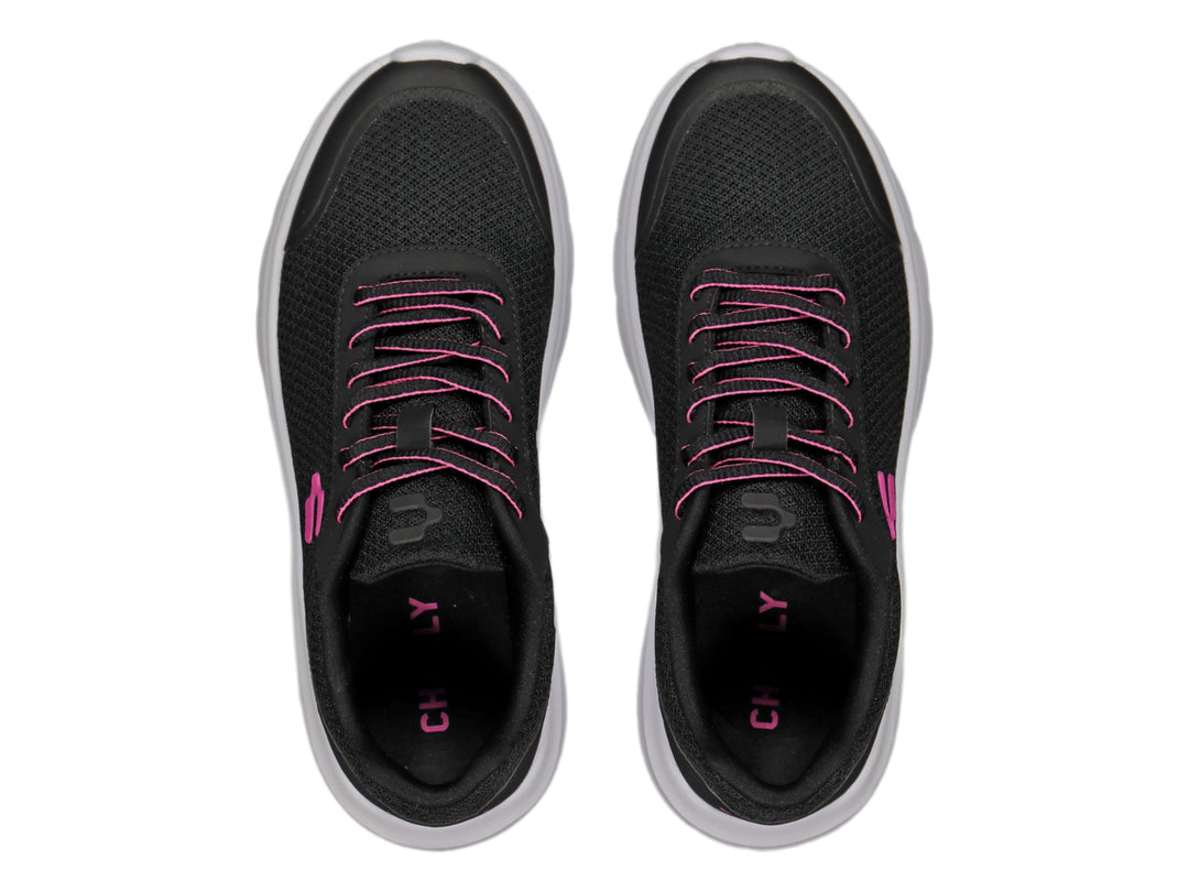 Tenis deportivos Charly color negro con suela blanca y detalles en rosa.