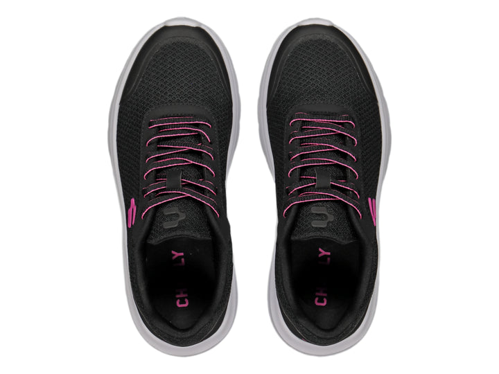 Tenis deportivos Charly color negro con suela blanca y detalles en rosa.