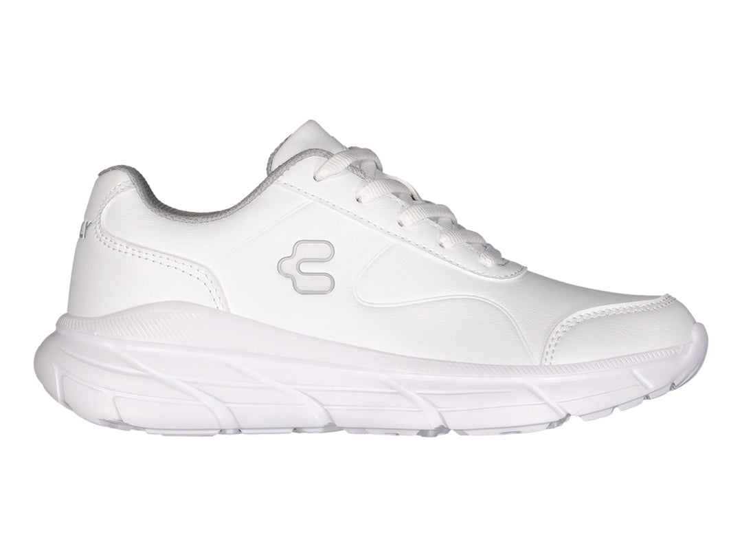 Tenis deportivos Charly de color blanco con suela gruesa y cordones.