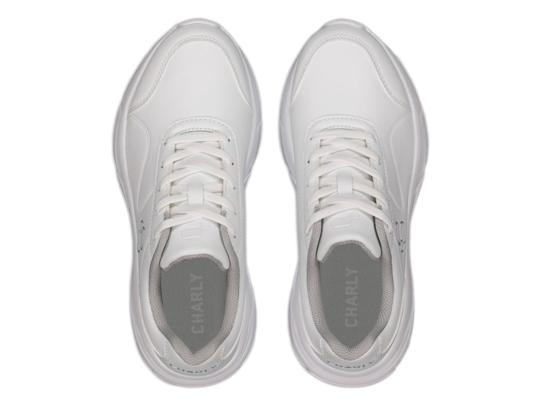 Tenis deportivos Charly de color blanco con suela gruesa y cordones.