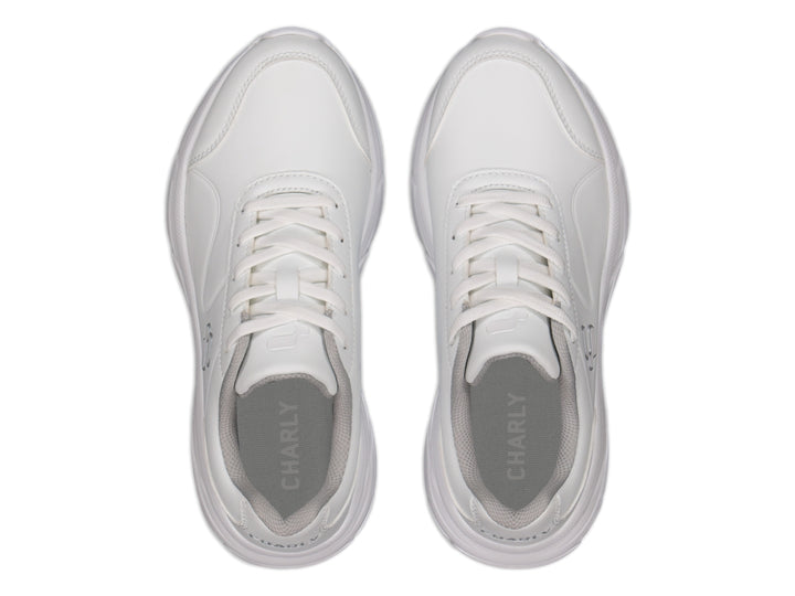 Tenis deportivos Charly de color blanco con suela gruesa y cordones.