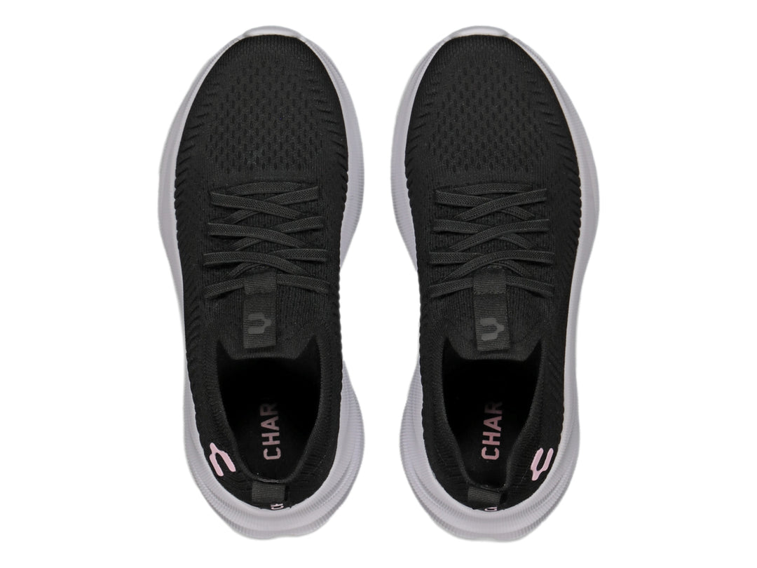 Tenis deportivos Charly color negro con suela blanca y detalle rosa en el lateral.