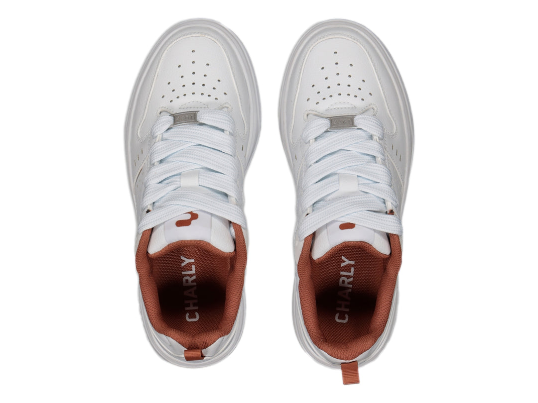 Tenis Charly blancos con suela y forro interior color café, estilo urbano.