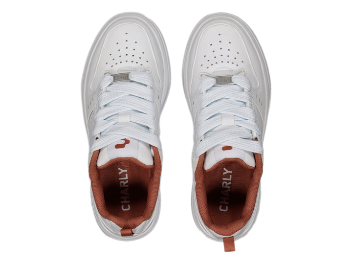 Tenis Charly blancos con suela y forro interior color café, estilo urbano.
