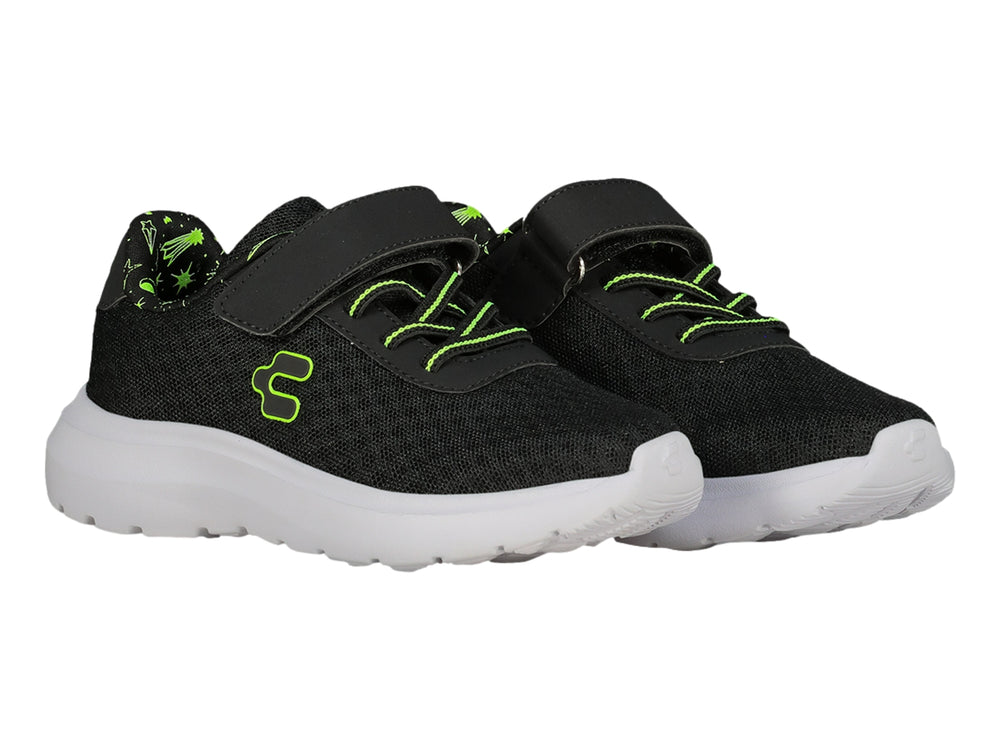 Tenis deportivos Charly color negro con suela blanca y detalles en verde lima, con cierre de velcro.