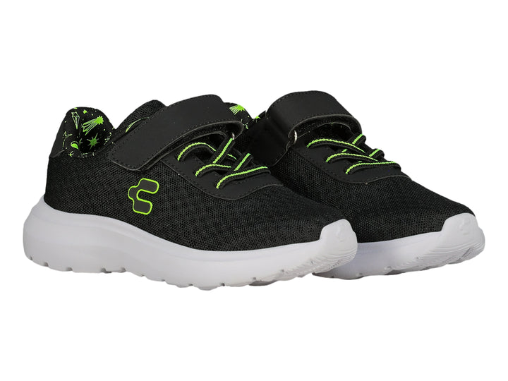 Tenis deportivos Charly color negro con suela blanca y detalles en verde lima, con cierre de velcro.