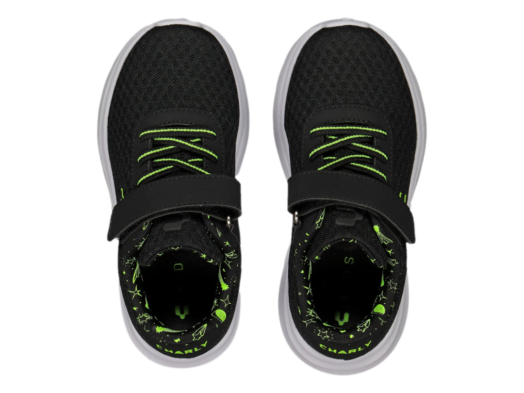 Tenis deportivos Charly color negro con suela blanca y detalles en verde lima, con cierre de velcro.