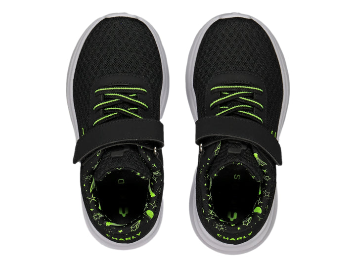 Tenis deportivos Charly color negro con suela blanca y detalles en verde lima, con cierre de velcro.