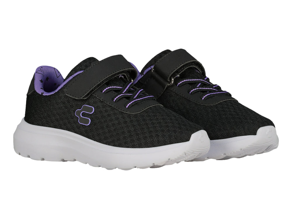Tenis deportivos Charly color negro con detalles en morado y suela blanca.