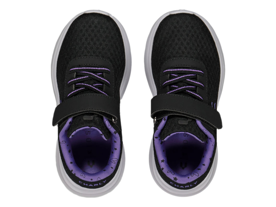 Tenis deportivos Charly color negro con detalles en morado y suela blanca.