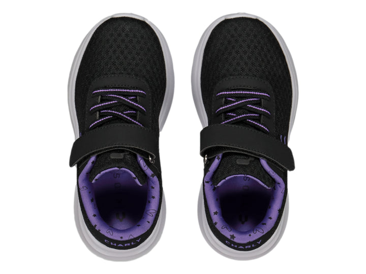 Tenis deportivos Charly color negro con detalles en morado y suela blanca.