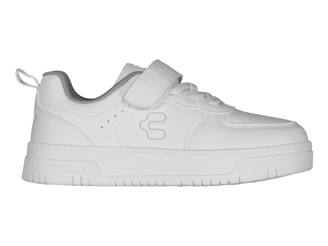 Tenis blancos Charly con cierre de velcro y agujetas, suela blanca y detalle gris en el cuello.